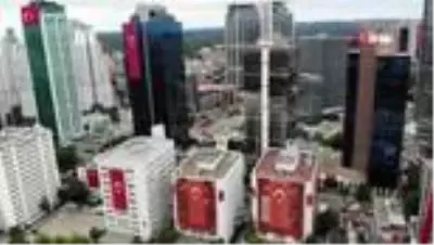Maslak'taki gökdelenler 15 Temmuz için kırmızı beyaz oldu