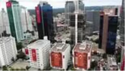 Maslak'taki gökdelenler 15 Temmuz için kırmızı beyaz oldu