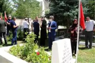 Oltu'da şehitliği ziyaret ederek karanfil bıraktılar