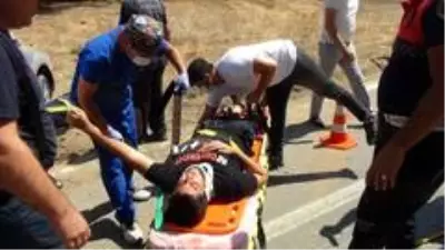 Otomobil içinde sıkışan sürücüyü itfaiye ekipleri çıkardı