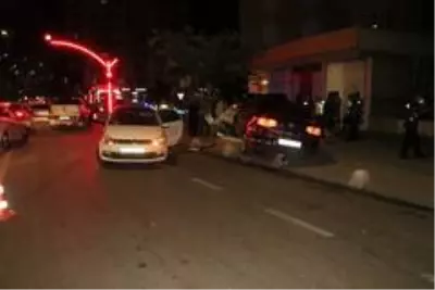 Otomobil kırmızı ışıkta duramadı: 2 kişi yaralandı Otomobil kırmızı ışıkta duramadı: 2 kişi yaralandı