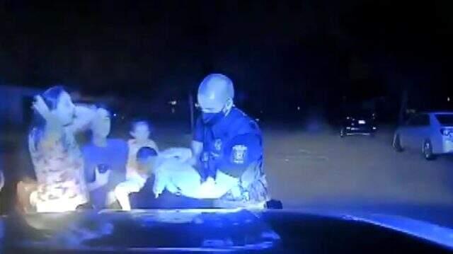 Polis memuru 3 haftalık bebeği ölümden böyle kurtardı Polis memuru 3 haftalık bebeği ölümden böyle kurtardı