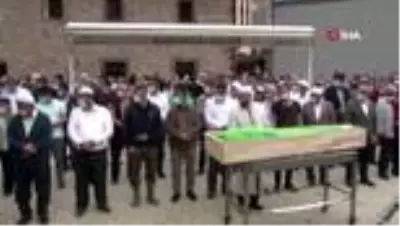 Rize'de selde hayatını kaybeden Ali Uzun son yolculuğuna uğurlandı Rize'de selde hayatını kaybeden Ali Uzun son yolculuğuna uğurlandı