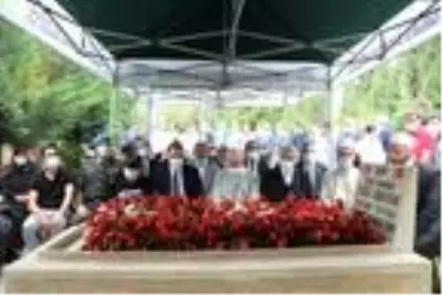 Sakarya'da, 15 Temmuz şehidi polis memuru mezarı başında anıldı Sakarya'da, 15 Temmuz şehidi polis memuru mezarı başında anıldı
