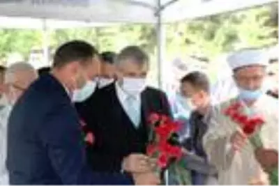Sakarya'da, 15 Temmuz şehidi polis memuru mezarı başında anıldı Sakarya'da, 15 Temmuz şehidi polis memuru mezarı başında anıldı