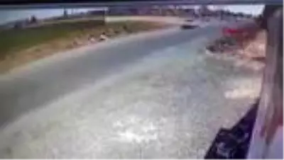 ŞANLIURFA TIR'dan savrulan saman balyalarının altında kalan motosikletli öldü ŞANLIURFA TIR'dan savrulan saman balyalarının altında kalan motosikletli öldü