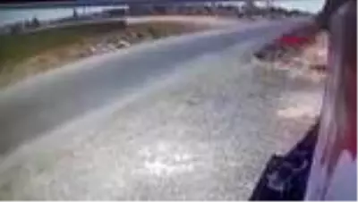 ŞANLIURFA TIR'dan savrulan saman balyalarının altında kalan motosikletli öldü ŞANLIURFA TIR'dan savrulan saman balyalarının altında kalan motosikletli öldü