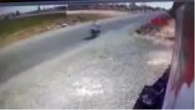 ŞANLIURFA TIR'dan savrulan saman balyalarının altında kalan motosikletli öldü ŞANLIURFA TIR'dan savrulan saman balyalarının altında kalan motosikletli öldü