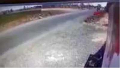 ŞANLIURFA TIR'dan savrulan saman balyalarının altında kalan motosikletli öldü ŞANLIURFA TIR'dan savrulan saman balyalarının altında kalan motosikletli öldü