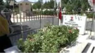 Şehit Astsubay Ömer Halisdemir, kabri başında anıldı Şehit Astsubay Ömer Halisdemir, kabri başında anıldı