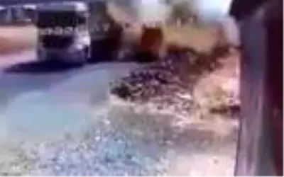 TIR'dan savrulan saman balyalarının altında kalan motosikletli öldü TIR'dan savrulan saman balyalarının altında kalan motosikletli öldü