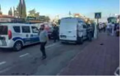 Trafikte bıçaklı kavga: 1 ölü, 6 yaralı Trafikte bıçaklı kavga: 1 ölü, 6 yaralı