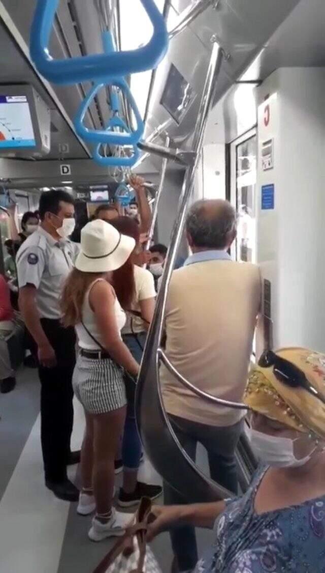 Tramvayda maske takmayan yolcudan pes dedirten sözler: Şikayetçi mi olacaksınız? Çok da umurumda Tramvayda maske takmayan yolcudan pes dedirten sözler: Şikayetçi mi olacaksınız? Çok da umurumda