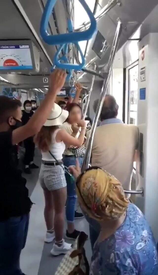 Tramvayda maske takmayan yolcudan pes dedirten sözler: Şikayetçi mi olacaksınız? Çok da umurumda Tramvayda maske takmayan yolcudan pes dedirten sözler: Şikayetçi mi olacaksınız? Çok da umurumda