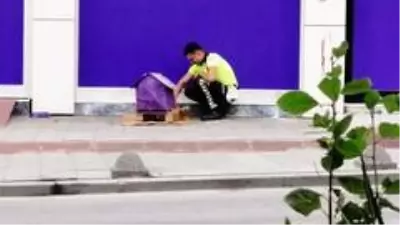 Sokak kedilerini ziyaret etmeden evine gitmeyen trafik polisi yürekleri ısıttı Sokak kedilerini ziyaret etmeden evine gitmeyen trafik polisi yürekleri ısıttı