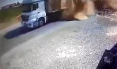 Üzerine saman balyaları düşen motosiklet sürücüsü öldü Üzerine saman balyaları düşen motosiklet sürücüsü öldü
