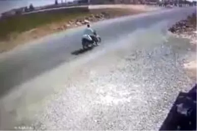 Üzerine saman balyaları düşen motosiklet sürücüsü öldü Üzerine saman balyaları düşen motosiklet sürücüsü öldü