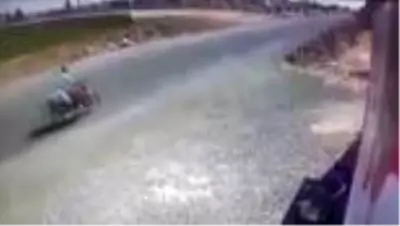 Üzerine saman balyası düşen motosiklet sürücüsü öldü Üzerine saman balyası düşen motosiklet sürücüsü öldü