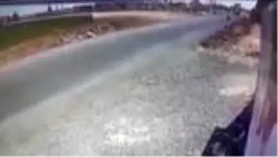 Üzerine saman balyası düşen motosiklet sürücüsü öldü Üzerine saman balyası düşen motosiklet sürücüsü öldü
