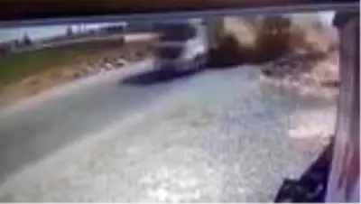 Üzerine saman balyası düşen motosiklet sürücüsü öldü Üzerine saman balyası düşen motosiklet sürücüsü öldü