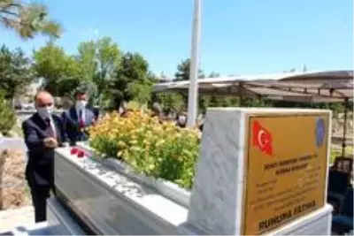 Vali Günaydın 15 Temmuz Şehitlerinin Kabirlerini Ziyaret Etti Vali Günaydın 15 Temmuz Şehitlerinin Kabirlerini Ziyaret Etti