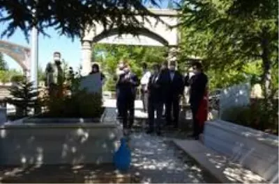 Vali Günaydın 15 Temmuz Şehitlerinin Kabirlerini Ziyaret Etti Vali Günaydın 15 Temmuz Şehitlerinin Kabirlerini Ziyaret Etti