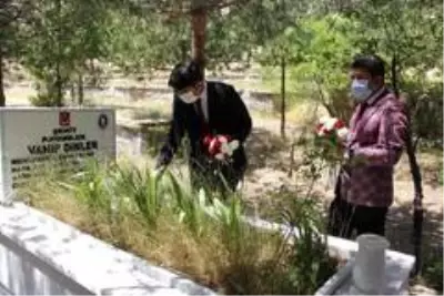 Son dakika haberleri | Vali şehidin hayatının film yapılması gerektiğini söyledi Son dakika haberleri | Vali şehidin hayatının film yapılması gerektiğini söyledi
