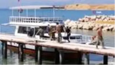Van Gölü'nde kurtarma çalışmaları yeniden başlatıldı Van Gölü'nde kurtarma çalışmaları yeniden başlatıldı