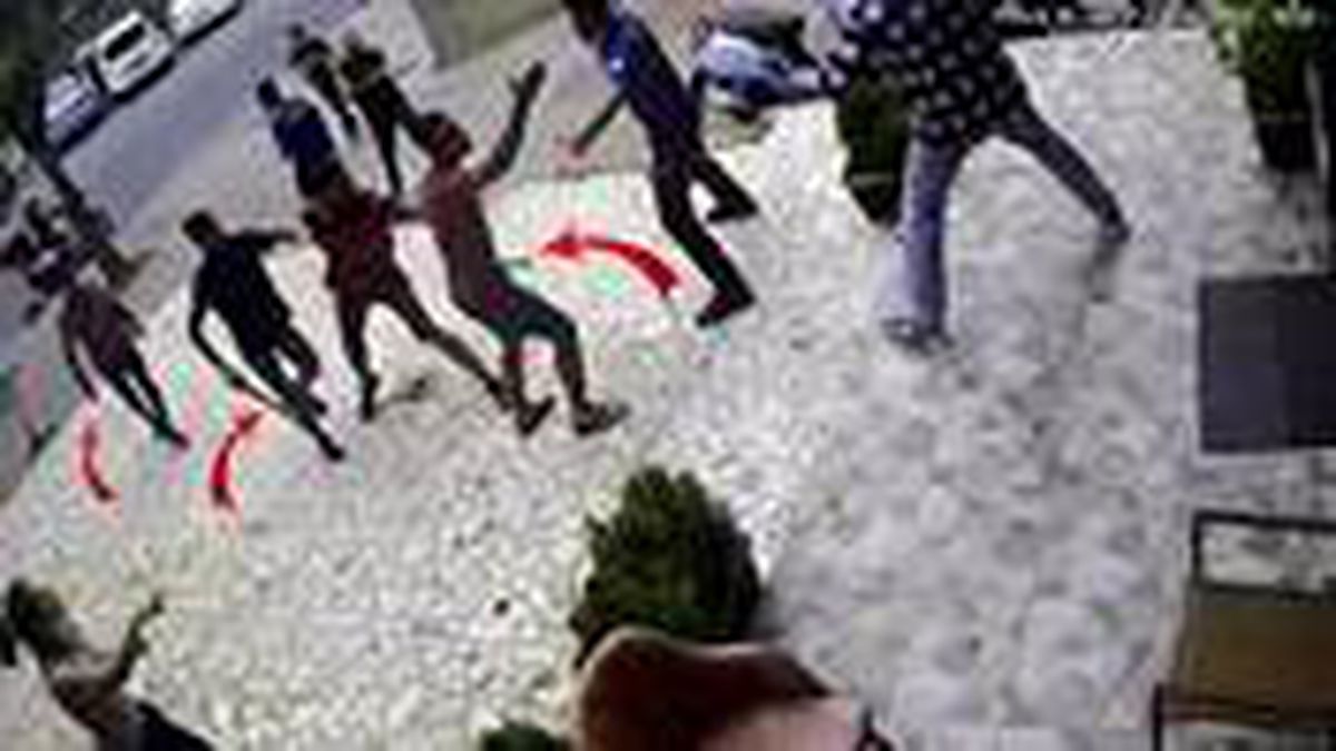 10-15 kağıt toplayıcısı, bıçak ve sopalarla tek kişiye saldırdı! O anlar anbean kamerada