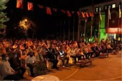 15 Temmuz Demokrasi ve Milli Birlik Günü'nde birlik ve beraberliğini gösterdi 15 Temmuz Demokrasi ve Milli Birlik Günü'nde birlik ve beraberliğini gösterdi