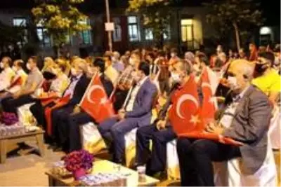 15 Temmuz Demokrasi ve Milli Birlik Günü'nde birlik ve beraberliğini gösterdi 15 Temmuz Demokrasi ve Milli Birlik Günü'nde birlik ve beraberliğini gösterdi