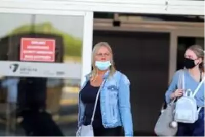 Koronavirüs salgını devam ederken Antalya'ya sezonun ilk İngiliz turist kafilesi geldi Koronavirüs salgını devam ederken Antalya'ya sezonun ilk İngiliz turist kafilesi geldi