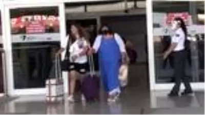 Antalya'ya sezonun ilk İngiliz turist kafilesi geldi Antalya'ya sezonun ilk İngiliz turist kafilesi geldi