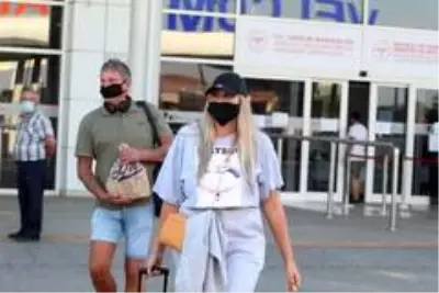 Koronavirüs salgını devam ederken Antalya'ya sezonun ilk İngiliz turist kafilesi geldi Koronavirüs salgını devam ederken Antalya'ya sezonun ilk İngiliz turist kafilesi geldi
