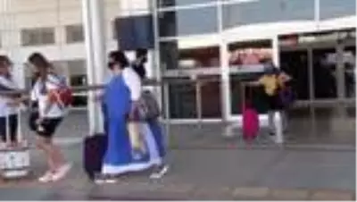 Antalya'ya sezonun ilk İngiliz turist kafilesi geldi Antalya'ya sezonun ilk İngiliz turist kafilesi geldi