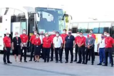 Koronavirüs salgını devam ederken Antalya'ya sezonun ilk İngiliz turist kafilesi geldi Koronavirüs salgını devam ederken Antalya'ya sezonun ilk İngiliz turist kafilesi geldi