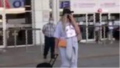 Koronavirüs salgını devam ederken Antalya'ya sezonun ilk İngiliz turist kafilesi geldi Koronavirüs salgını devam ederken Antalya'ya sezonun ilk İngiliz turist kafilesi geldi