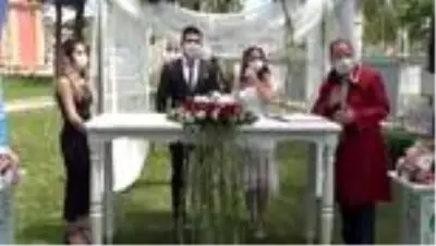 Belediye bahçesinde Kovid-19 tedbirli nikah töreni Belediye bahçesinde Kovid-19 tedbirli nikah töreni