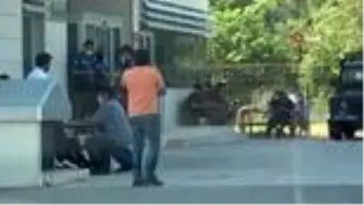 Bıçaklı sopalı kavgada ölü sayısı 2'ye yükseldi, cenazeler çevik kuvvet ve özel harekat eşliğinde... Bıçaklı sopalı kavgada ölü sayısı 2'ye yükseldi, cenazeler çevik kuvvet ve özel harekat eşliğinde...