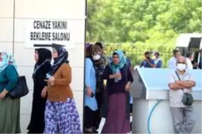 Bıçaklı sopalı kavgada ölü sayısı 2'ye yükseldi, cenazeler çevik kuvvet ve özel harekat eşliğinde... Bıçaklı sopalı kavgada ölü sayısı 2'ye yükseldi, cenazeler çevik kuvvet ve özel harekat eşliğinde...