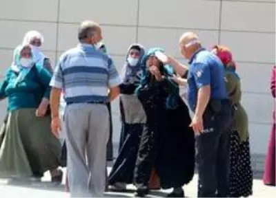 Bıçaklı sopalı kavgada ölü sayısı 2'ye yükseldi, cenazeler çevik kuvvet ve özel harekat eşliğinde... Bıçaklı sopalı kavgada ölü sayısı 2'ye yükseldi, cenazeler çevik kuvvet ve özel harekat eşliğinde...