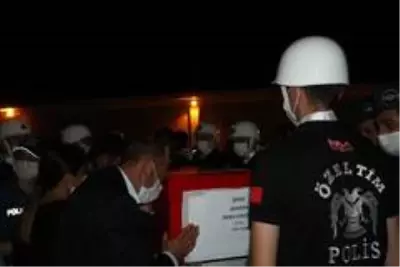 Düşen uçakta şehit olan polislere uğurlama töreni Düşen uçakta şehit olan polislere uğurlama töreni