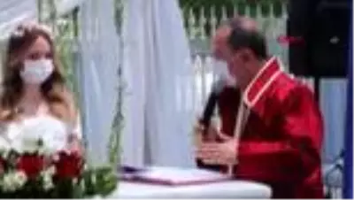 Edirne'de belediye bahçesinde 'koronavirüs' önlemli ilk nikah kıyıldı Edirne'de belediye bahçesinde 'koronavirüs' önlemli ilk nikah kıyıldı