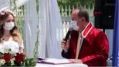 Edirne'de belediye bahçesinde 'koronavirüs' önlemli ilk nikah kıyıldı Edirne'de belediye bahçesinde 'koronavirüs' önlemli ilk nikah kıyıldı