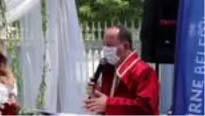 Edirne'de belediye bahçesinde 'koronavirüs' önlemli ilk nikah kıyıldı Edirne'de belediye bahçesinde 'koronavirüs' önlemli ilk nikah kıyıldı