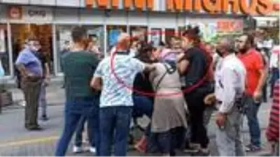 Eski kocasının yeni eşine saldırdı! Sokak ortasında saç saça baş başa kavga Eski kocasının yeni eşine saldırdı! Sokak ortasında saç saça baş başa kavga