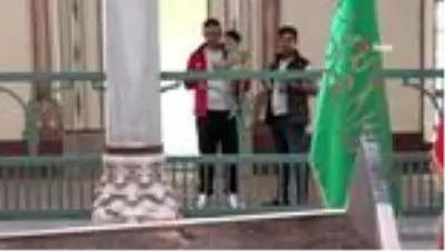 Fatih Sultan Mehmet'in babasına dua ettiler, Ayasofya'da namaz kılmak için Bursa'dan yürüyerek yola... Fatih Sultan Mehmet'in babasına dua ettiler, Ayasofya'da namaz kılmak için Bursa'dan yürüyerek yola...