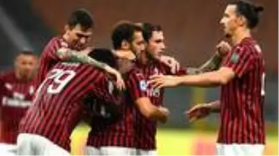 Hakan Çalhanoğlu, 1 gol ve 2 asistle oynadığı maçta Milan'ı galibiyete taşıdı Hakan Çalhanoğlu, 1 gol ve 2 asistle oynadığı maçta Milan'ı galibiyete taşıdı
