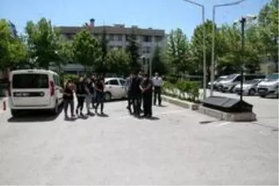 'Kasık masajı yapılır' ilanını gören polis, fuhuş operasyonu yaptı: 5 gözaltı 'Kasık masajı yapılır' ilanını gören polis, fuhuş operasyonu yaptı: 5 gözaltı