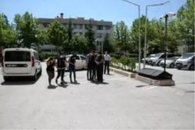 'Kasık masajı yapılır' ilanını gören polis, fuhuş operasyonu yaptı: 5 gözaltı 'Kasık masajı yapılır' ilanını gören polis, fuhuş operasyonu yaptı: 5 gözaltı
